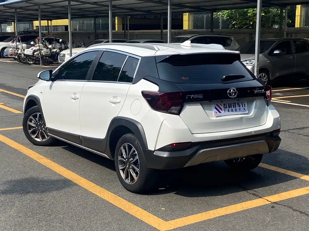 Toyota Yaris L 2022 — фото 6