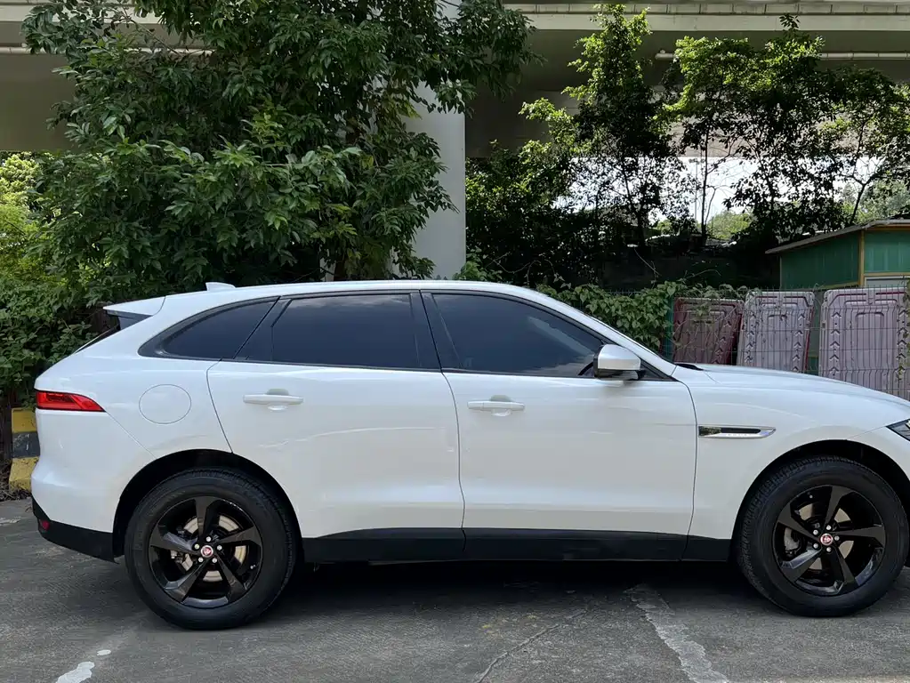 Jaguar F-PACE 2017 — фото 20