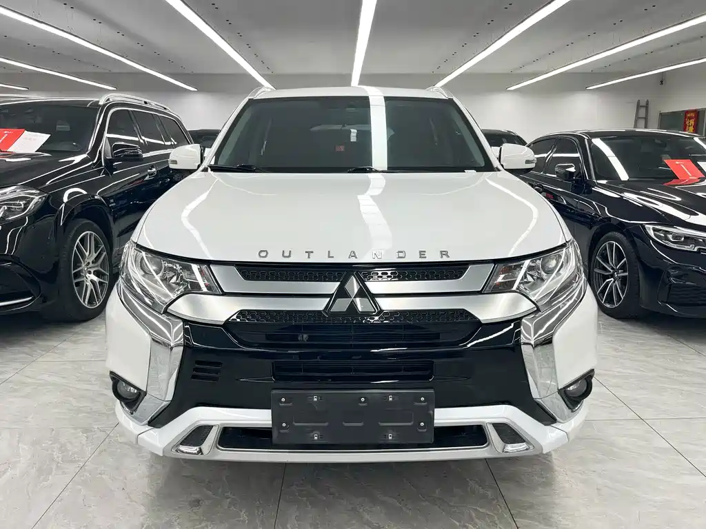 Mitsubishi Outlander 2021 — фото 2
