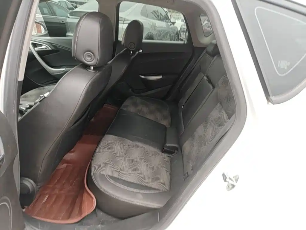 Buick Excelle 2015 — фото 17