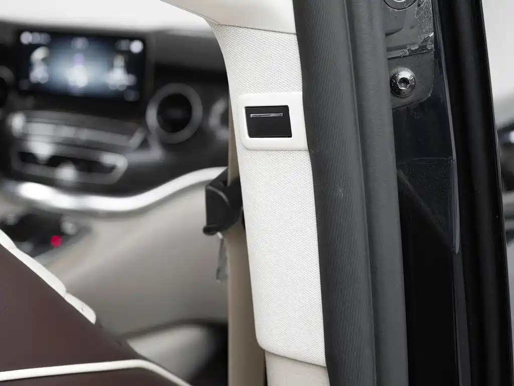 Mercedes-Benz V-Class 2021 — фото 17