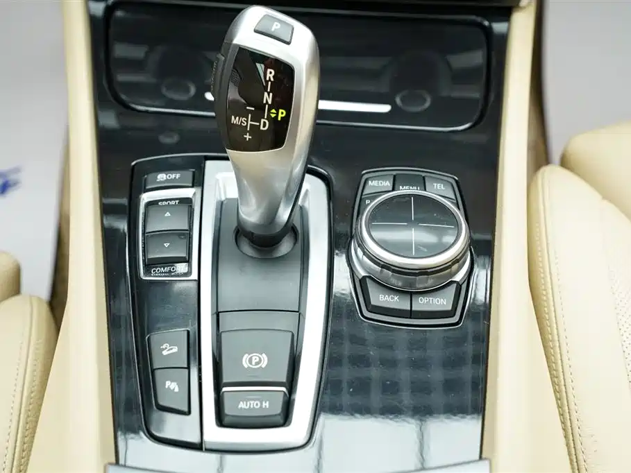 BMW 5 Series GT 2015 — фото 13
