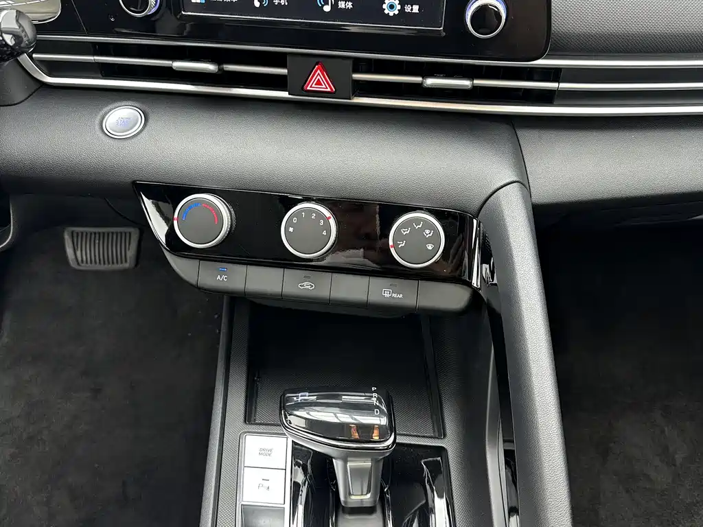 Hyundai Elantra 2023 — фото 16