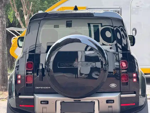 Land Rover Defender 2024