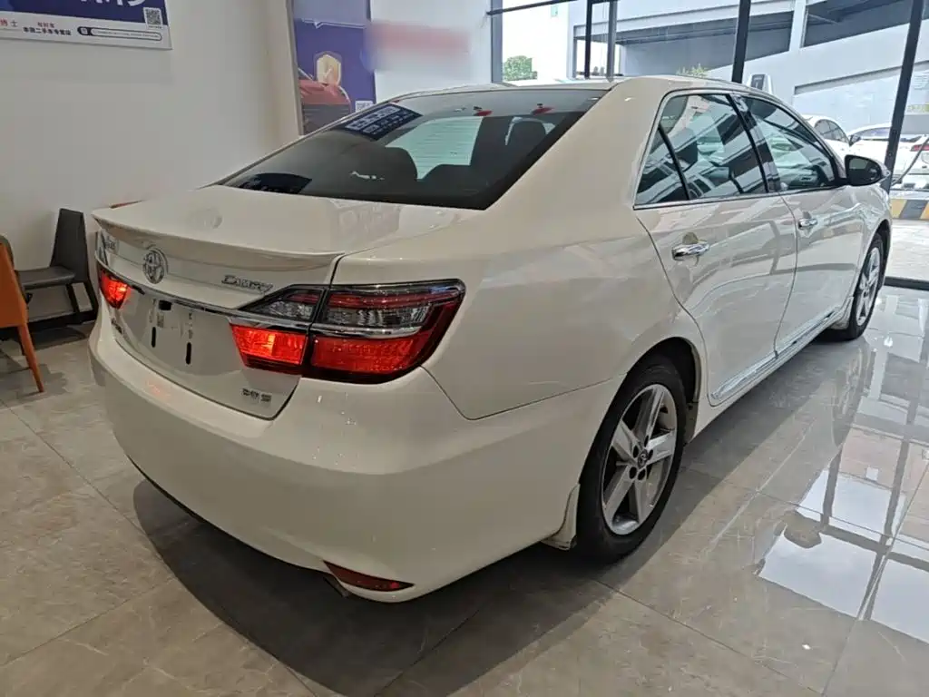 Toyota Camry 2017 — фото 7