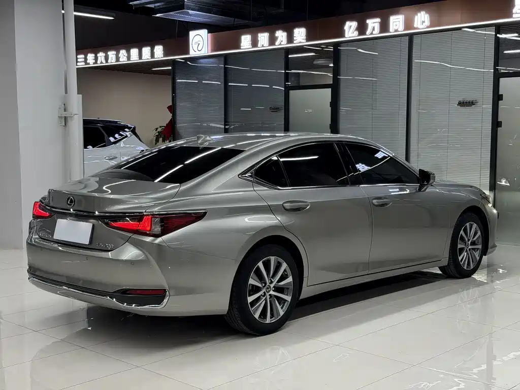 Lexus ES 2020 — фото 18
