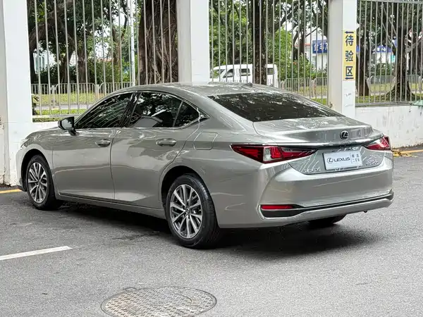 Lexus ES 2022