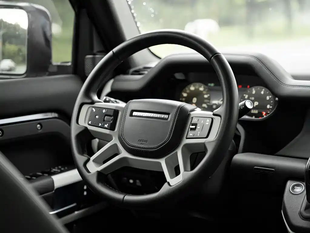 Land Rover Defender 2023 — фото 11