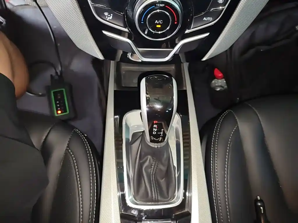 Luxgen You6 SUV 2016 — фото 14