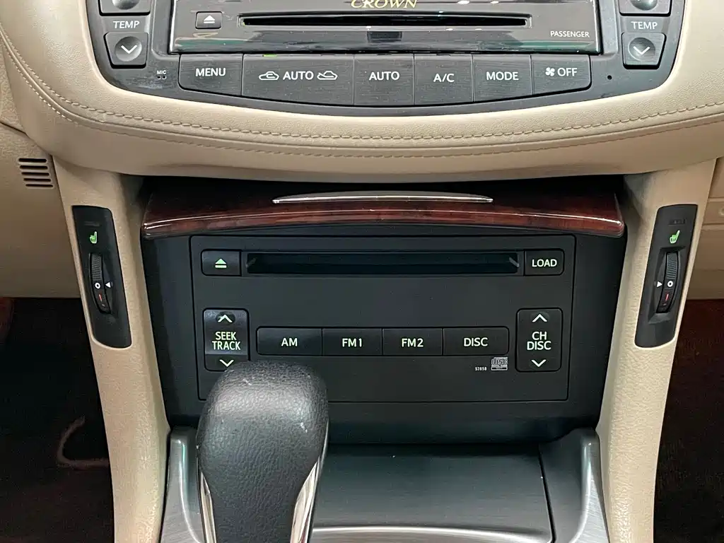 Toyota Crown 2015 — фото 15