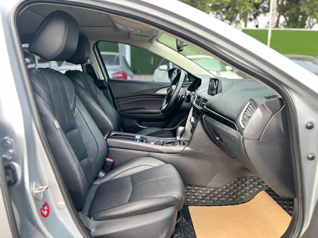 Mazda 3 Axela 2018 — фото 10