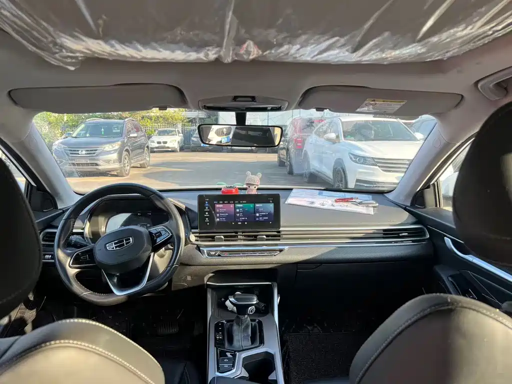 Geely Emgrand 2022