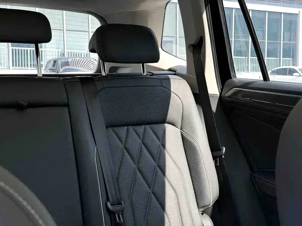 Volkswagen Tiguan L 2023 — фото 9