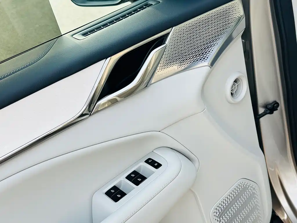 Volvo EM90 2025 — фото 10
