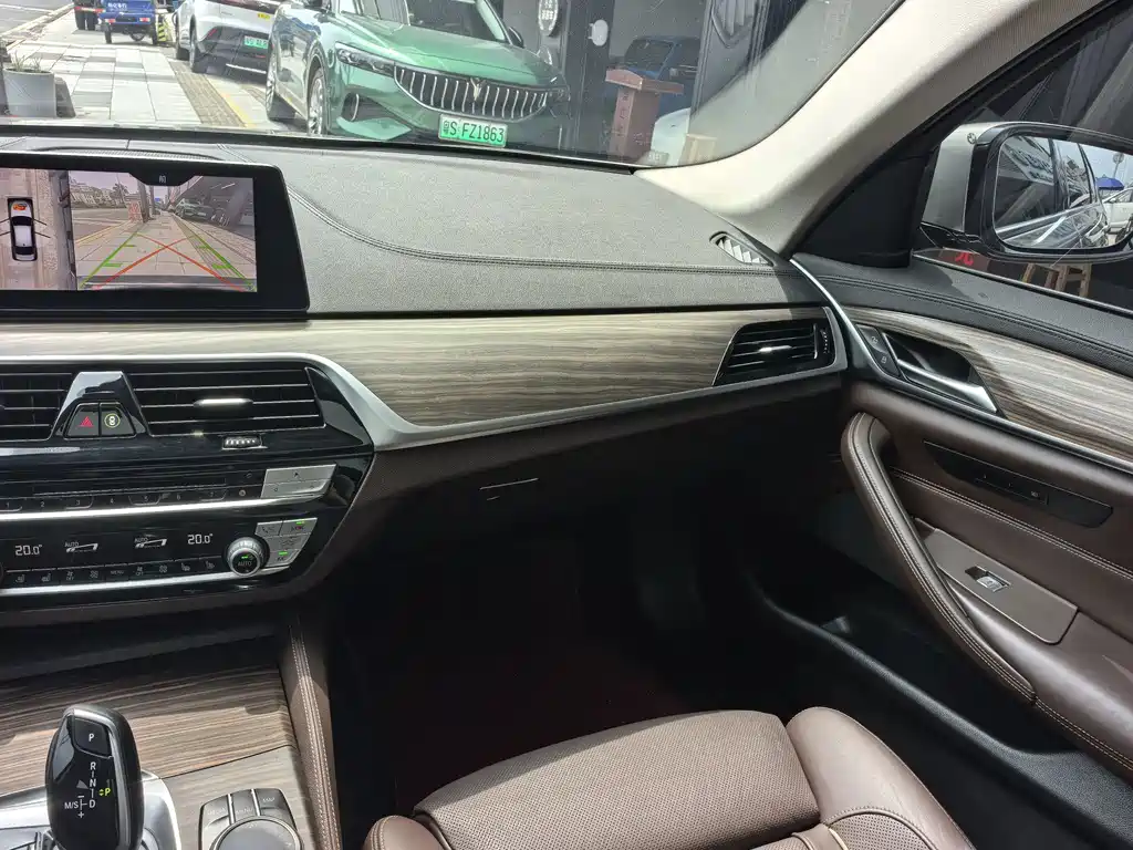BMW 5 Series 2019 — фото 16