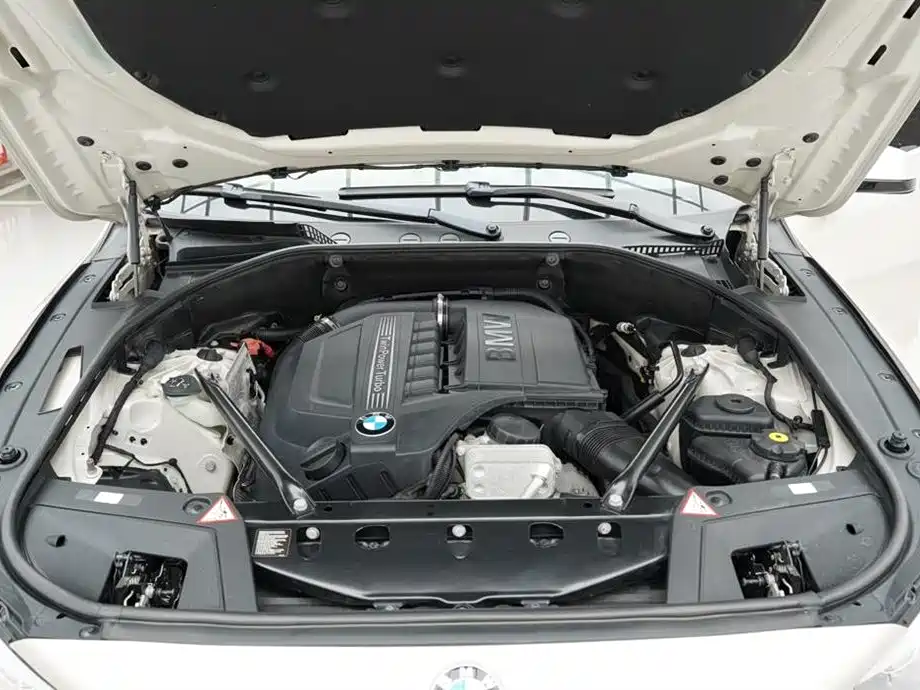 BMW 5 Series GT 2015 — фото 32