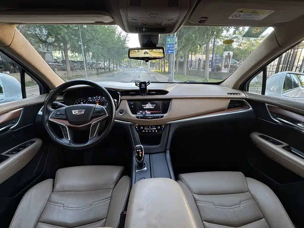 Cadillac XT5 2017 — фото 11