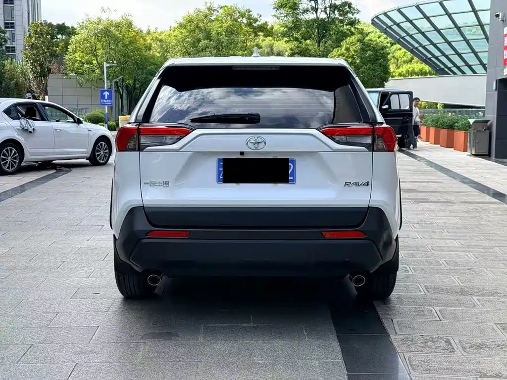 Toyota RAV4 2023 — фото 13
