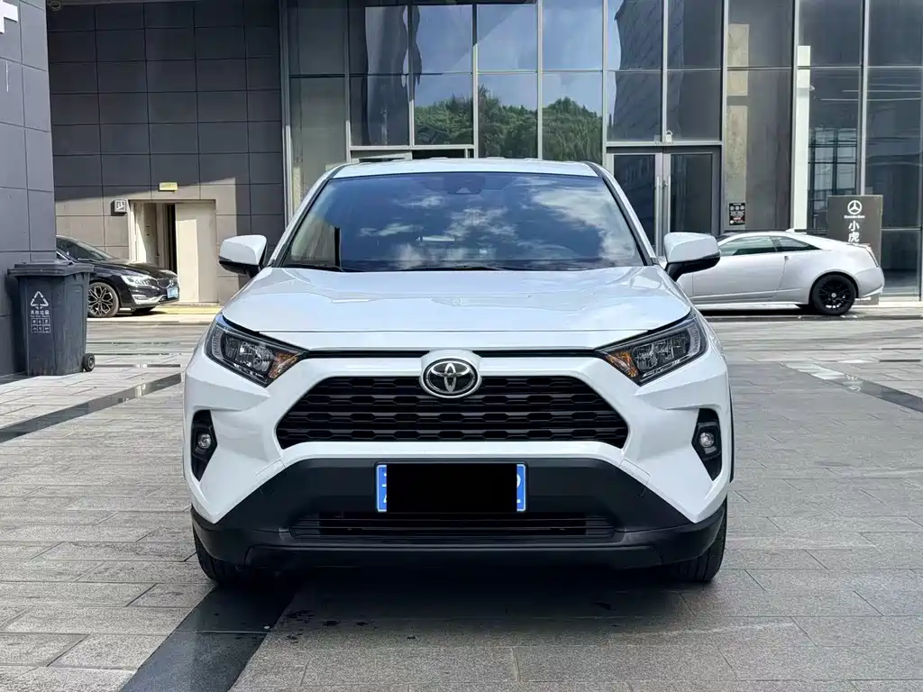 Toyota RAV4 2023 — фото 2