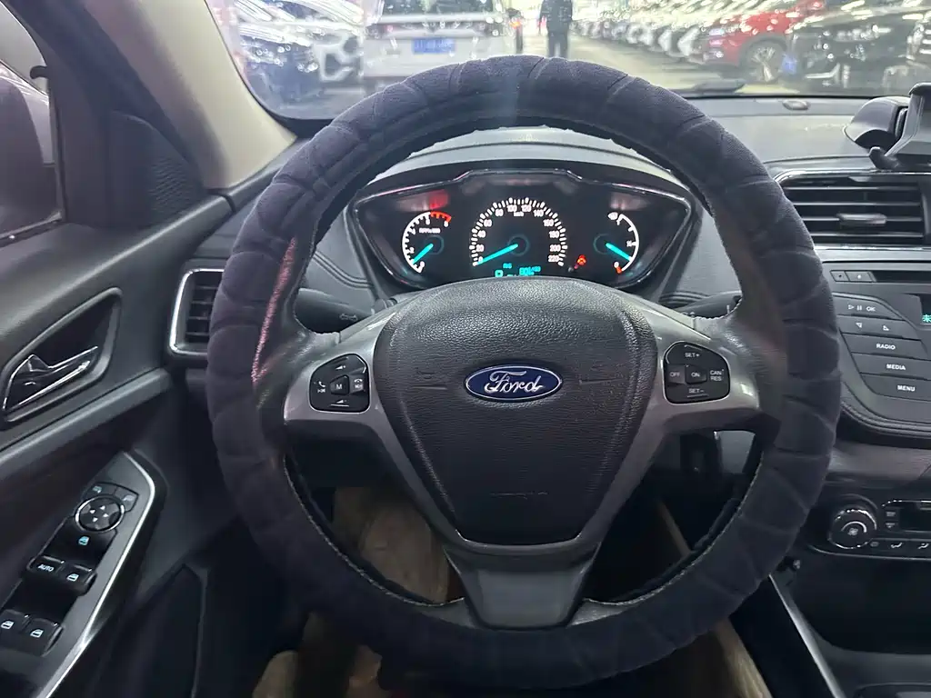 Ford Escort 2015 — фото 13