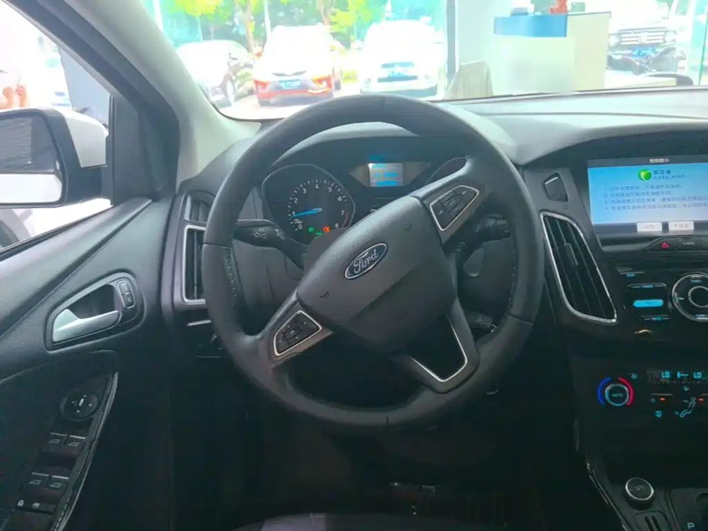Ford Focus 2016 — фото 11