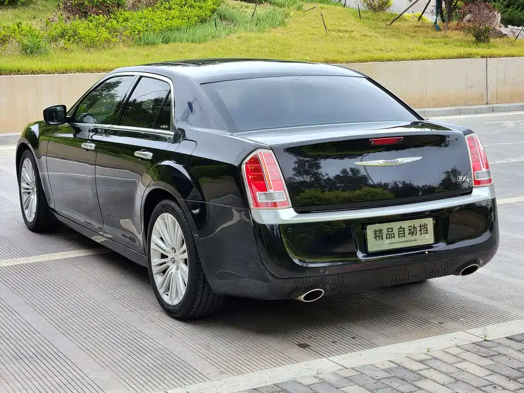 Chrysler 300C 2014 — фото 9