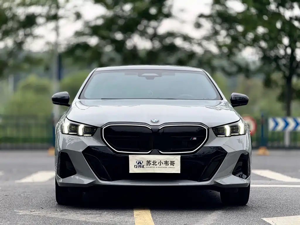 BMW 5 Series 2025 — фото 1