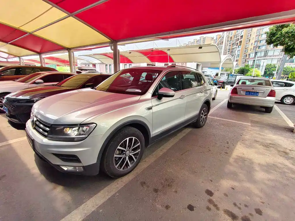 Volkswagen Tiguan L 2018 — фото 1