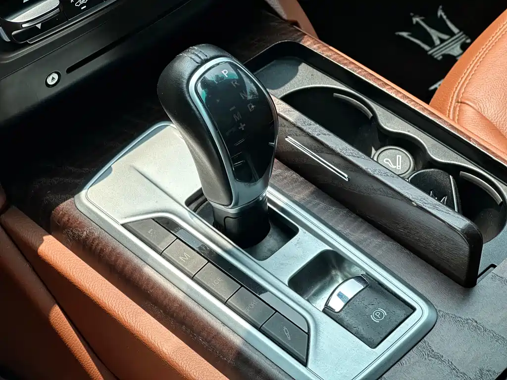 Maserati Quattroporte 2016 — фото 16