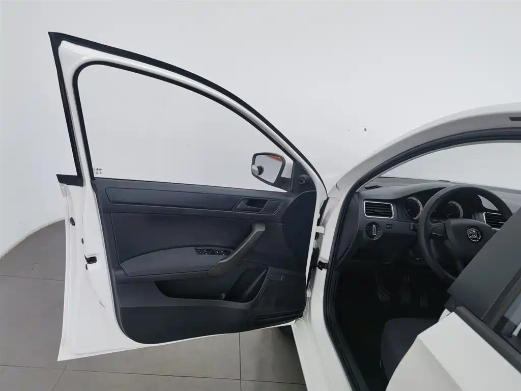 Skoda Rapid Spaceback 2019 — фото 8