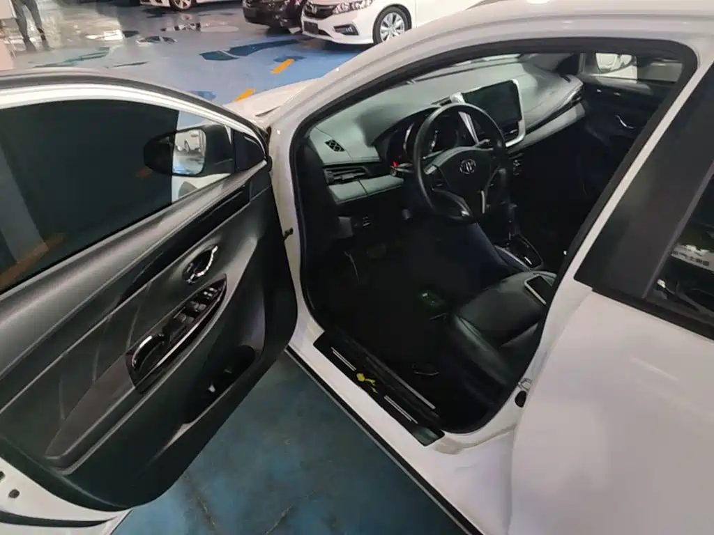 Toyota Yaris L 2022 — фото 16