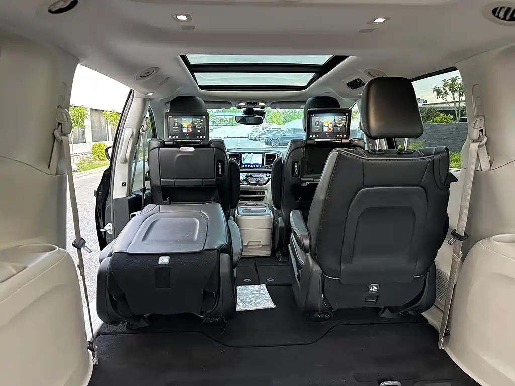 Chrysler Grand Voyager 2017 — фото 52