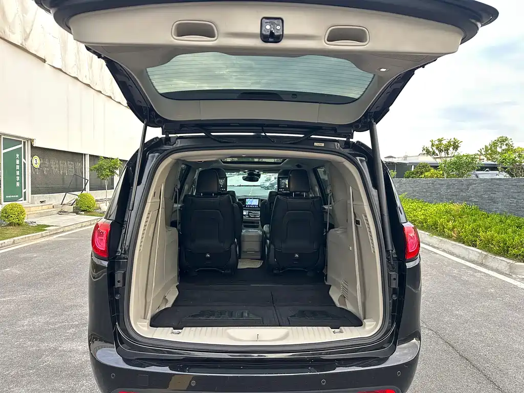 Chrysler Grand Voyager 2017 — фото 48