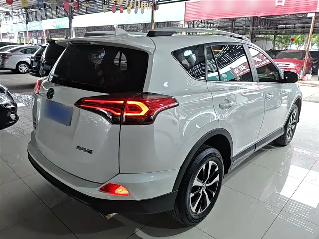Toyota RAV4 2018 — фото 7