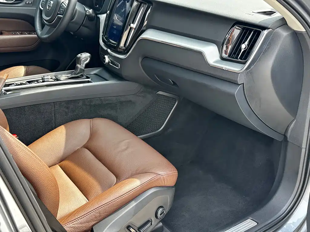 Volvo XC60 2018 — фото 18