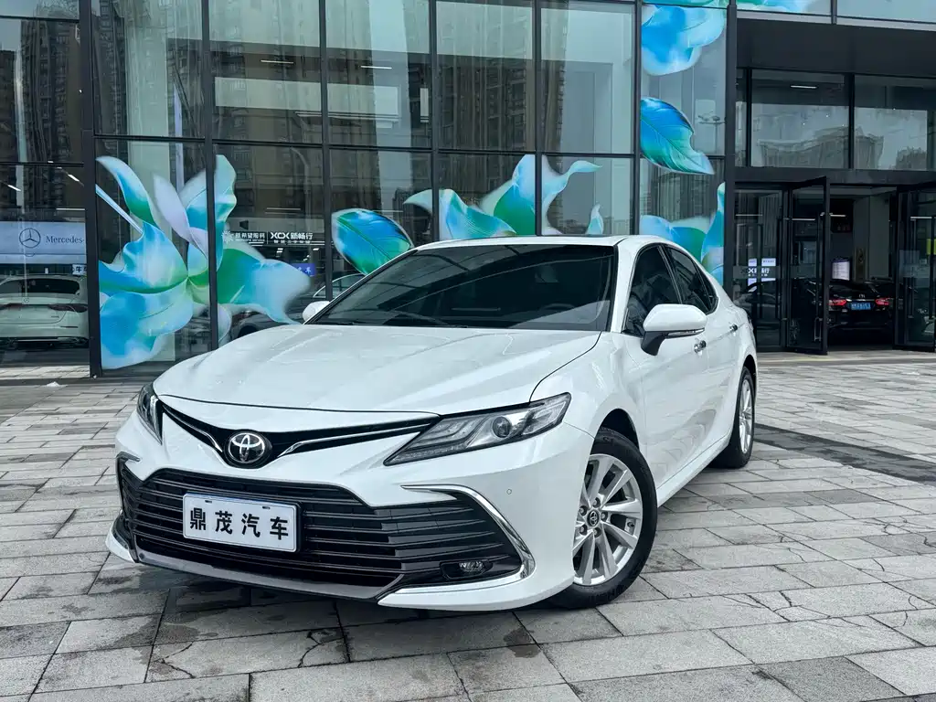 Toyota Camry 2022 — фото 1