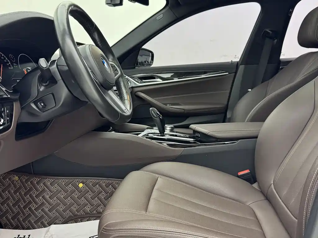 BMW 5 Series 2019 — фото 11