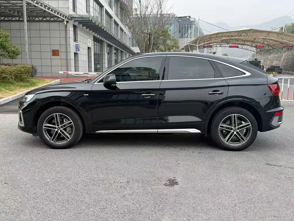 Audi Q5L Sportback 2022 — фото 15