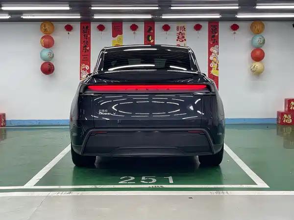 Tesla Model Y 2025