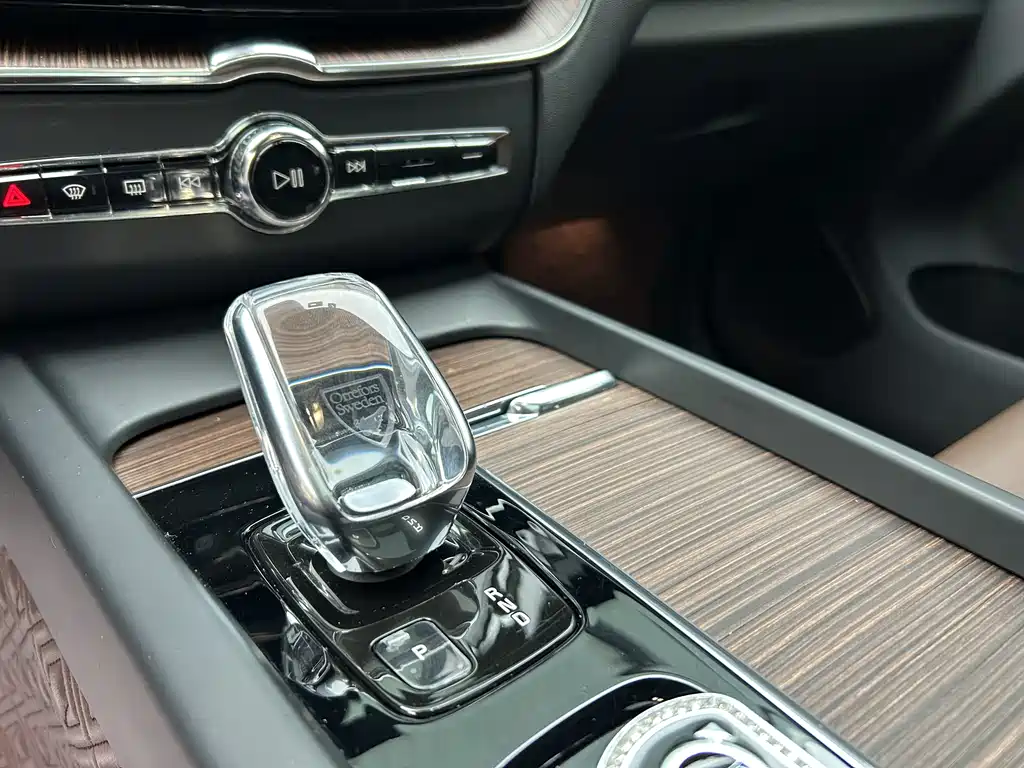 Volvo XC60 2022 — фото 10