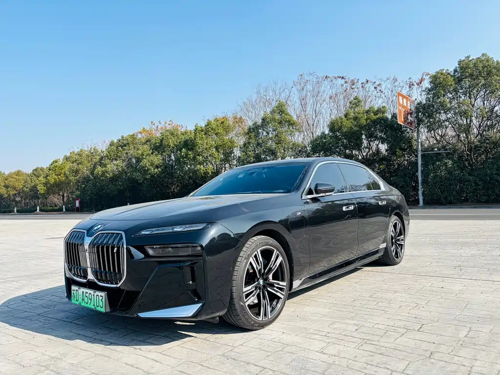 BMW i7 2023 — фото 1