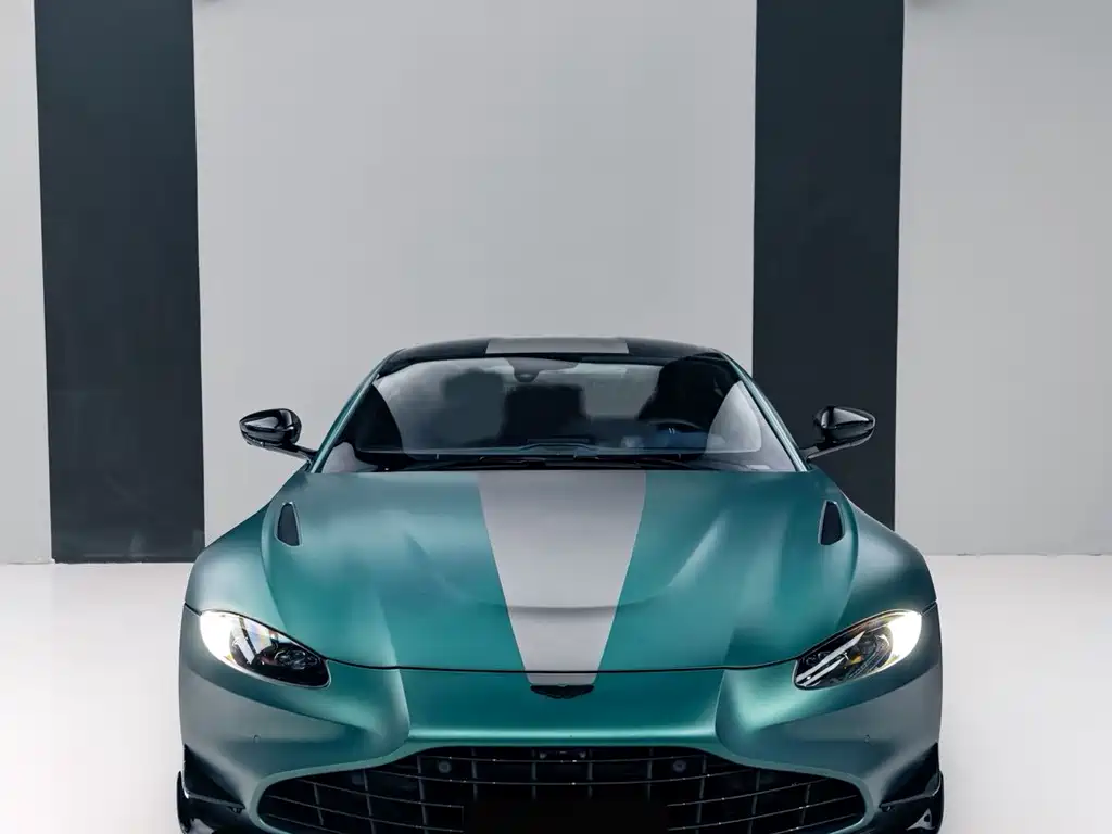 Aston Martin V8 Vantage 2023 — фото 3
