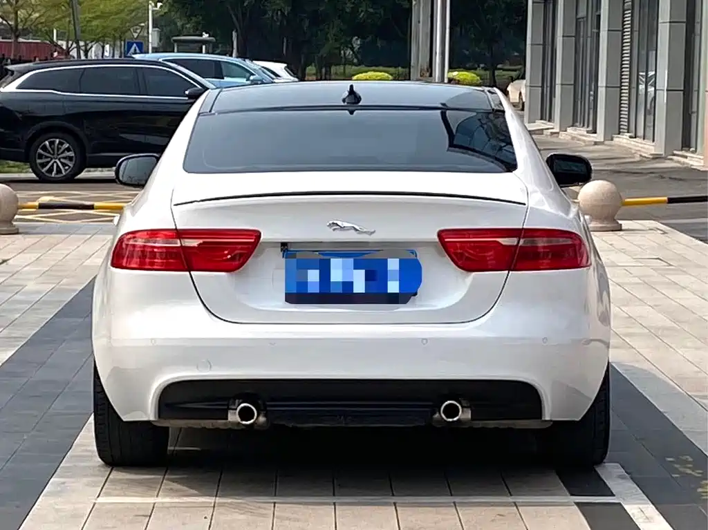 Jaguar XE 2019 — фото 8