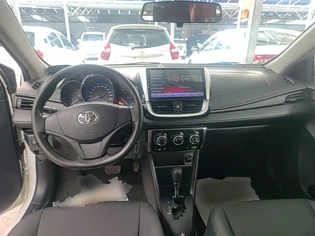 Toyota Yaris L 2017 — фото 10