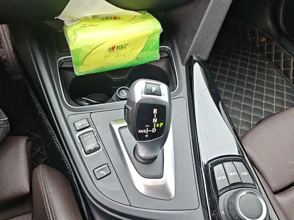 BMW 3 Series 2018 — фото 14