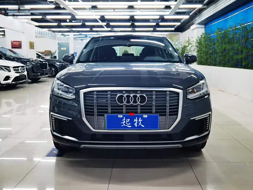 Audi Q2L e-tron 2021 — фото 2