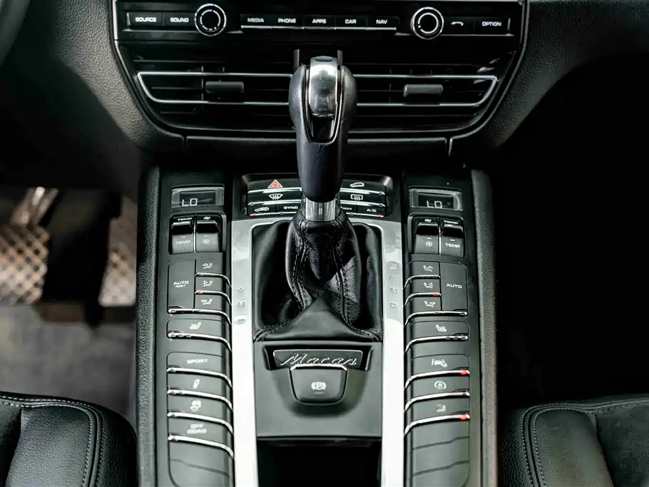 Porsche Macan 2019 — фото 15