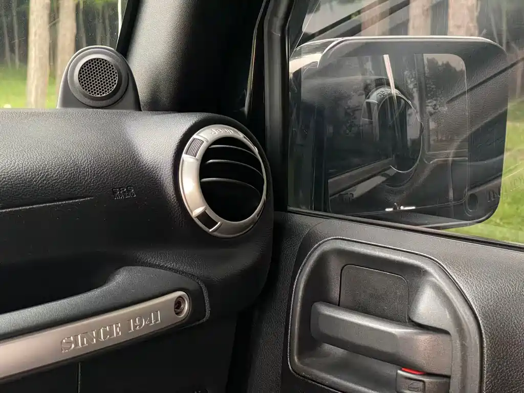 Jeep Wrangler 2011 — фото 12