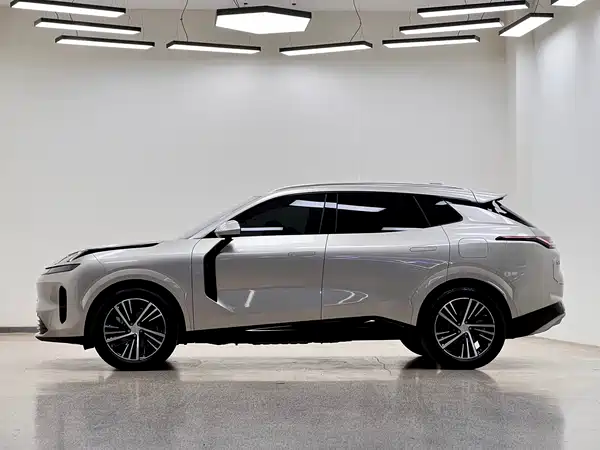 Lynk & Co 08 EM-P 2024