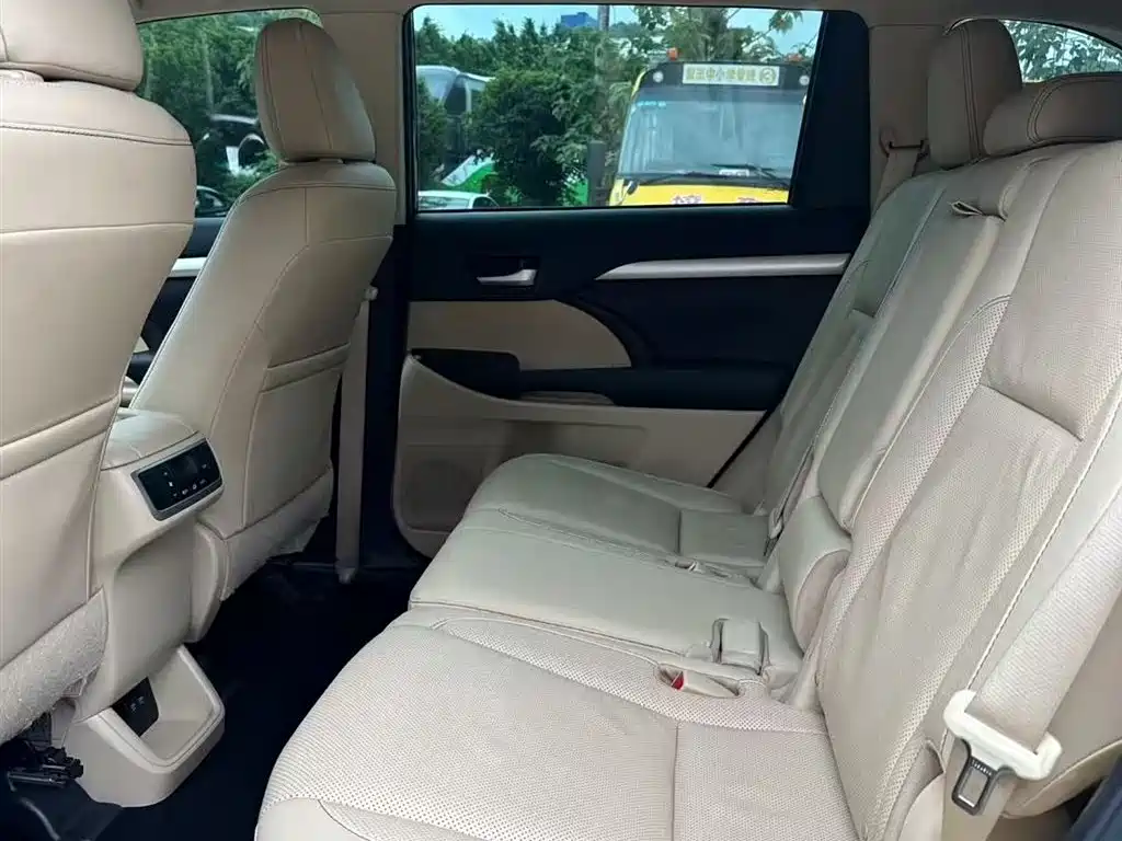Toyota Highlander 2020 — фото 10